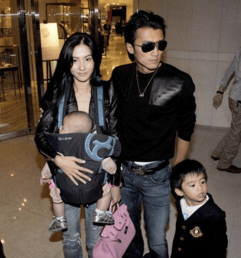 Alaia陈冠希晒温馨全家福，怀抱4岁女儿显吃力，Alaia大长腿出众随妈妈
