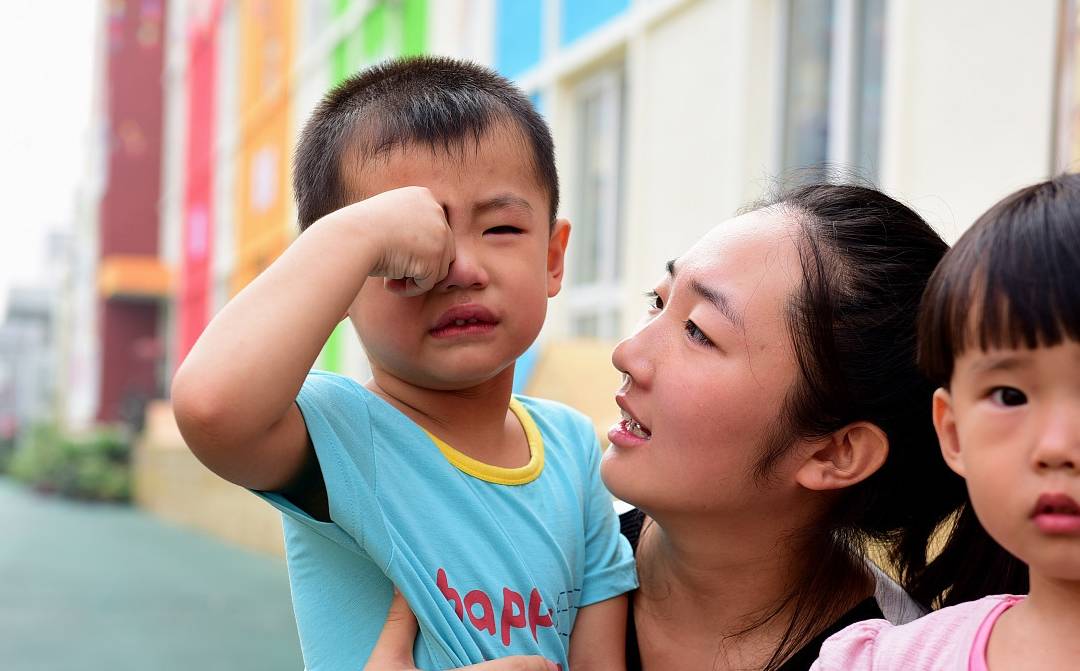 家长|孩子被老师批评了，害怕上幼儿园，父母该怎么办