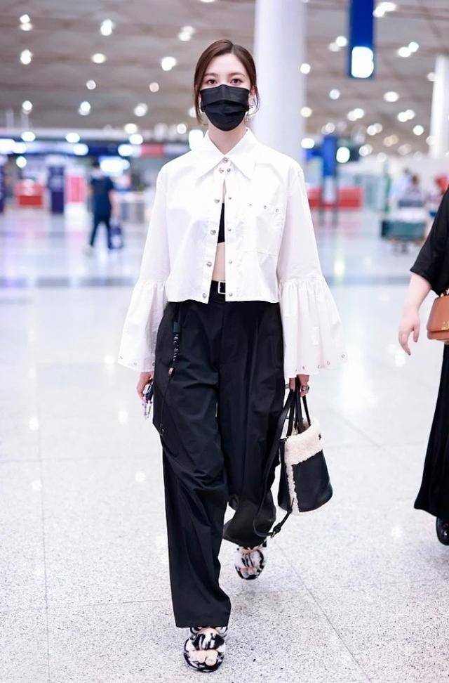 身材 宋妍霏够大胆，穿衬衫只系一粒纽扣，配条高腰裤展露完美身材