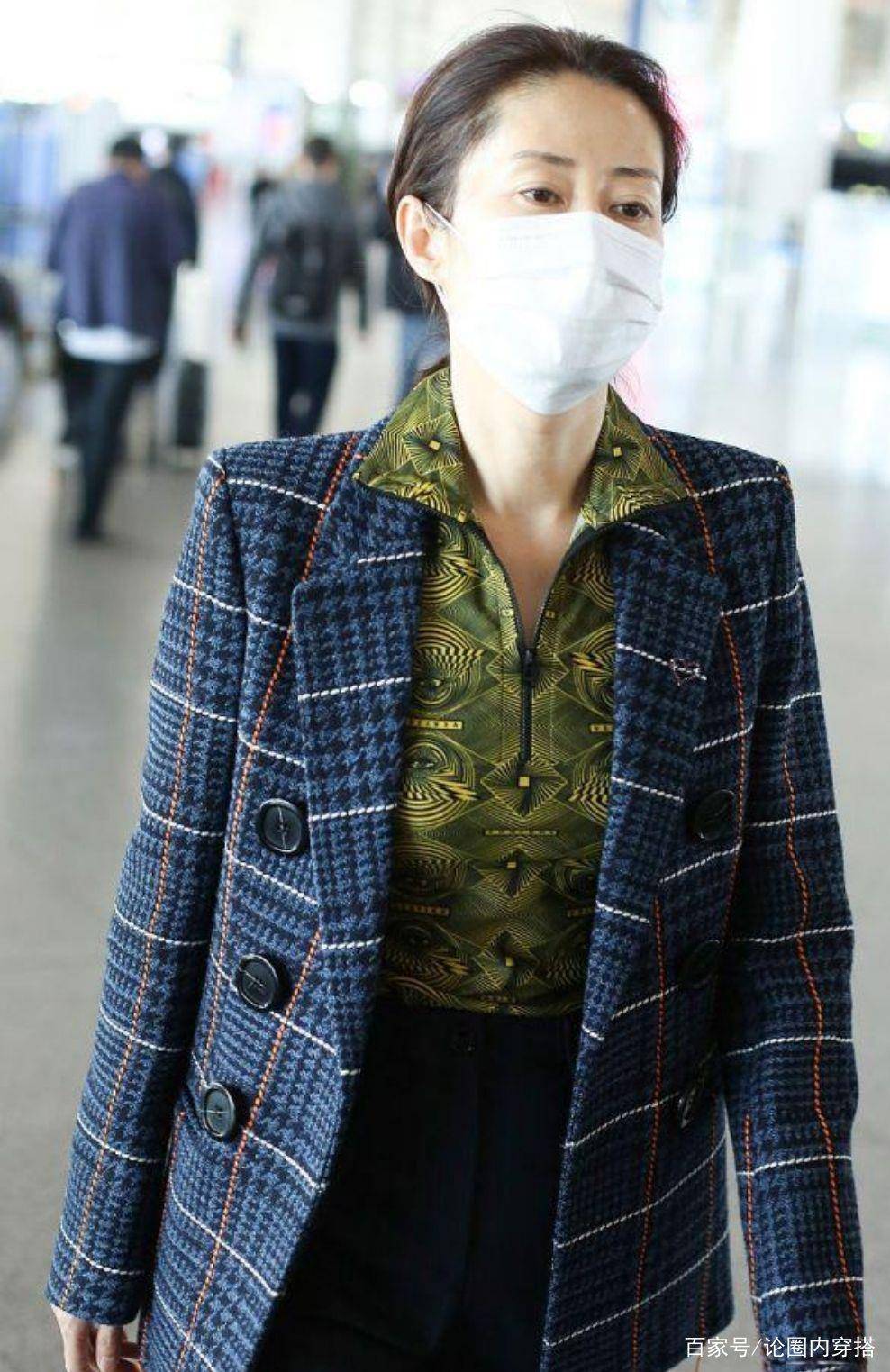 刘敏涛 刘敏涛真不服老，格纹西服外套配花衬衫，轻松展现复古风采