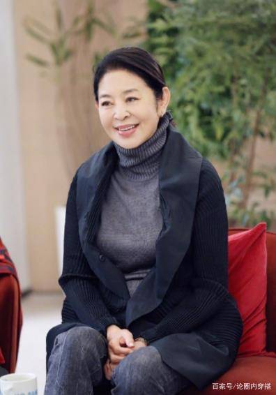 下半身 倪萍不愧是央视主持气质第一人,黑皮草穿扮现身,不土反而时髦