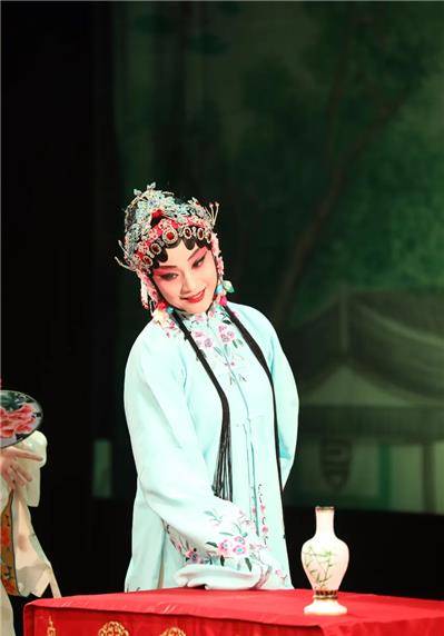 原创一生爱好是天然90后闺门旦张冉与杜丽娘的三段情缘