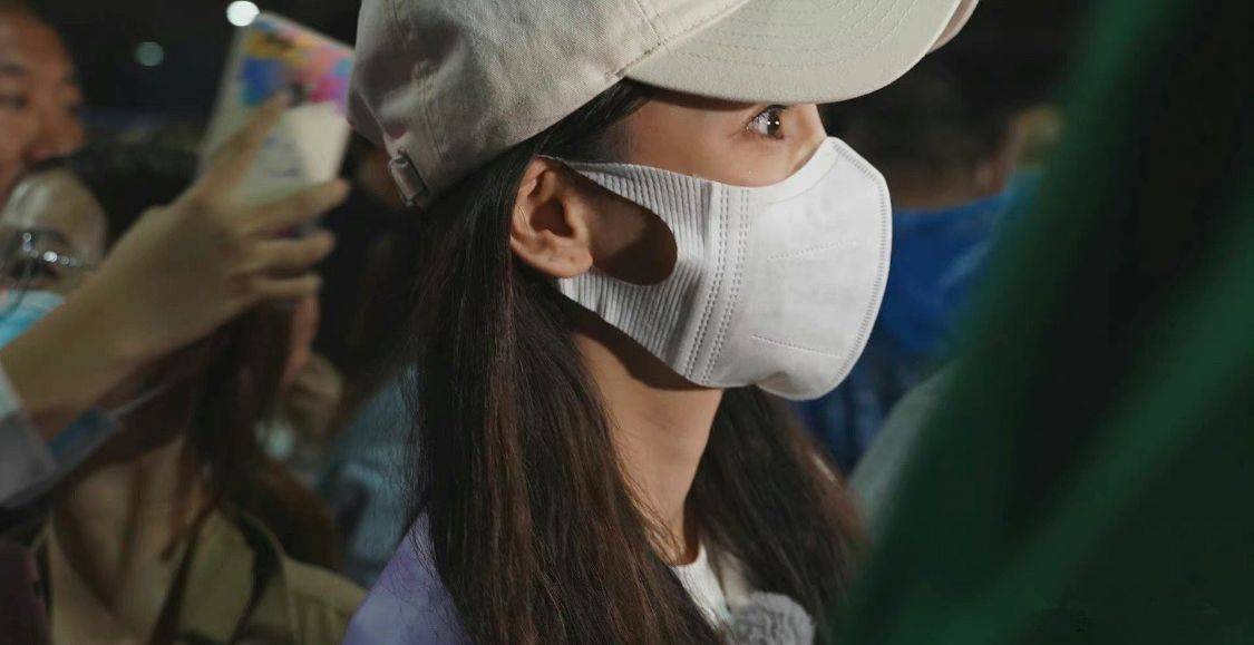 显得杨颖录综艺被拍，站人群中普通不起眼，真实身材是假胯宽五五身！