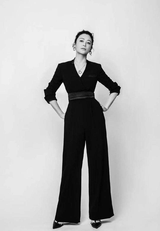 黑色 陈凯歌的小16岁娇妻,人到中年也没油腻感,穿黑色西装显干练气质