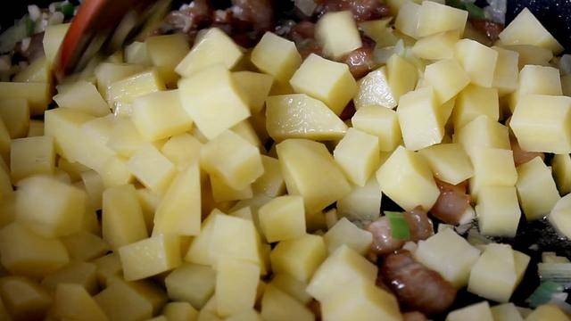 做法|土豆家常做法，用来招待客人，比红烧肉还受欢迎，太香了