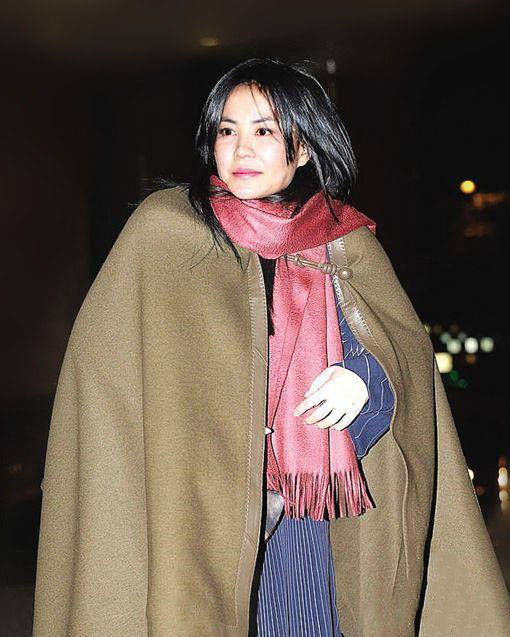 降低 王菲仗着好气质就乱穿衣服，穿绿斗篷配红围巾，全靠颜值在撑着