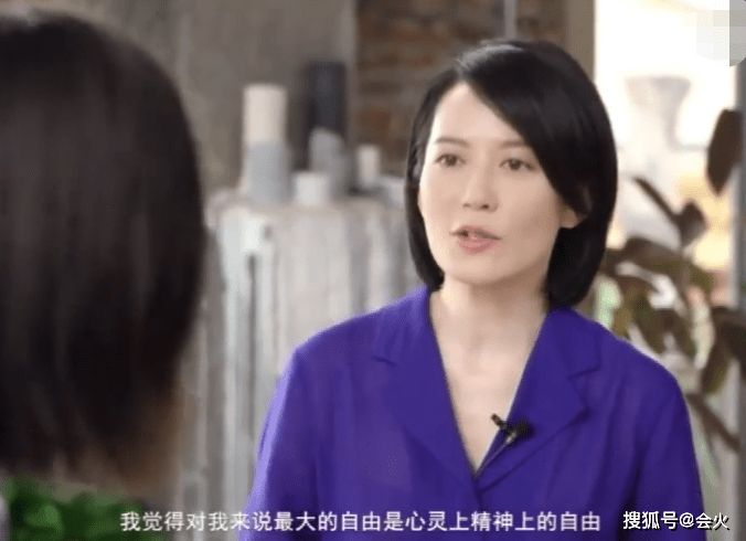 黑色50岁俞飞鸿拍性感大片！上衣半垮露雪白肌肤，头发凌乱眼神魅惑