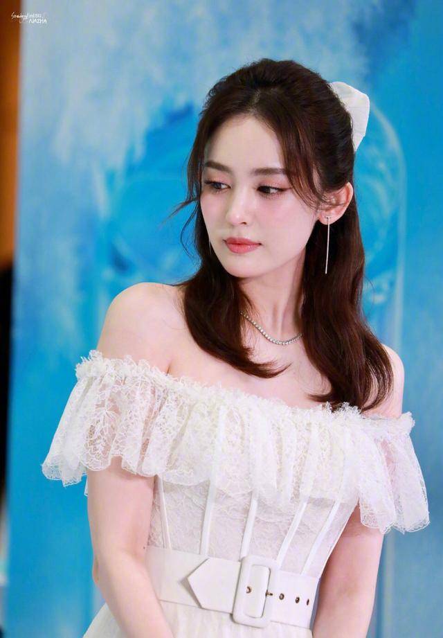 发型 真正有气质的女人，会将穿搭与发型融合起来，看看赵丽颖、关晓彤