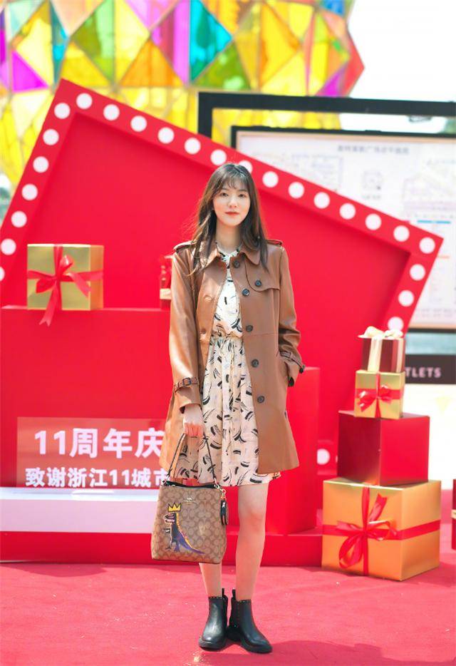 身材 158女生穿长风衣时，谨记这3个“穿衣法则”，显高没你想的那么难