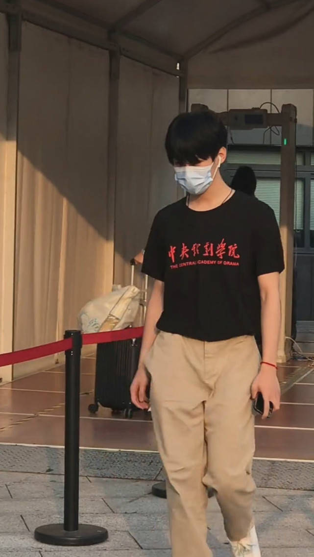 原创张真源中戏军训照曝光穿迷彩服一身正气与同学相处融洽