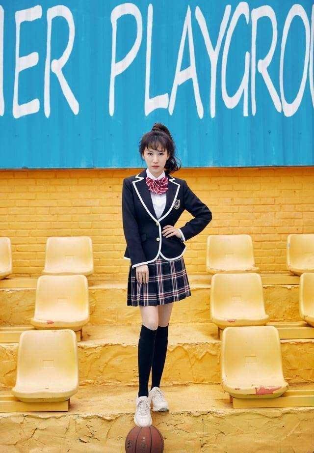 短裙 阔太李念真会打扮，扎半马尾穿短裤好显嫩，配小腿袜女团腿抢镜