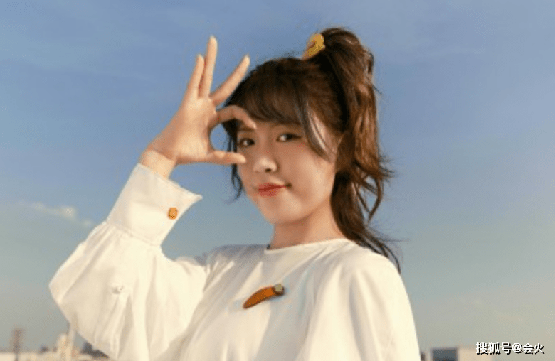 封面杨倩首登杂志封面！穿黄色泡泡袖长裙，头戴小黄鸭发夹可爱灵动