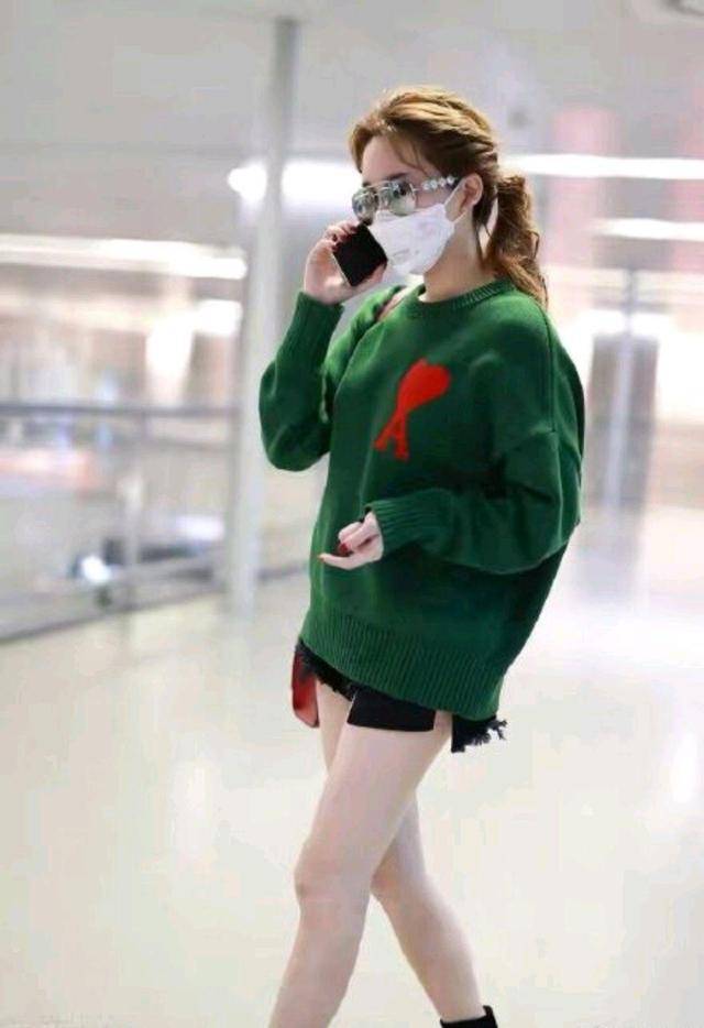 设计 金莎也玩“下半身失踪”，绿色针织衫配短裤清新减龄，俏皮伶俐