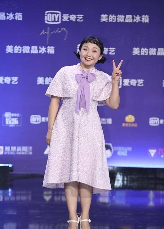 身材 辣目洋子无视微胖身材，穿紧身裙晒自拍照，肉都有点“溢出来”了