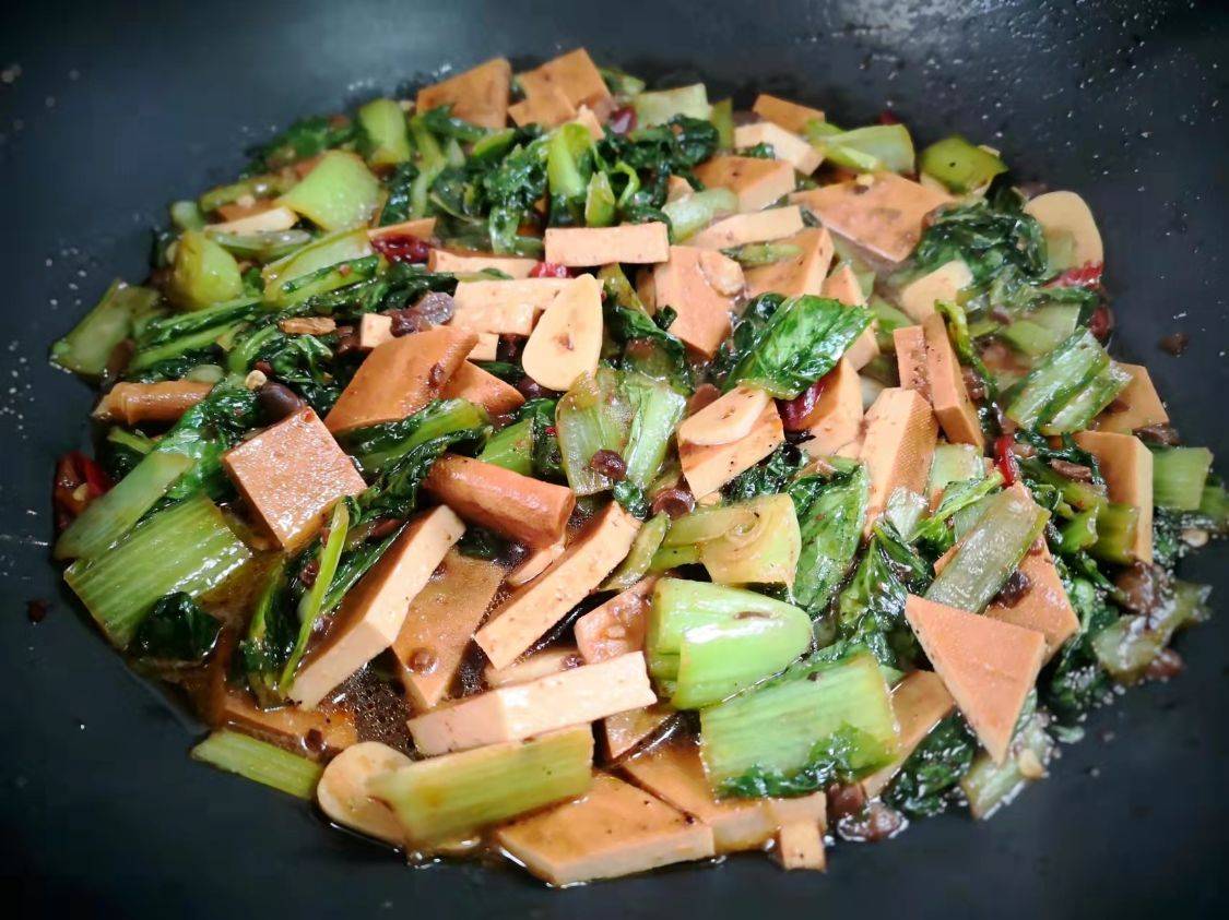 原创这两样素菜一起炒,不放肉也很香,入秋后多给孩子吃,简单又营养