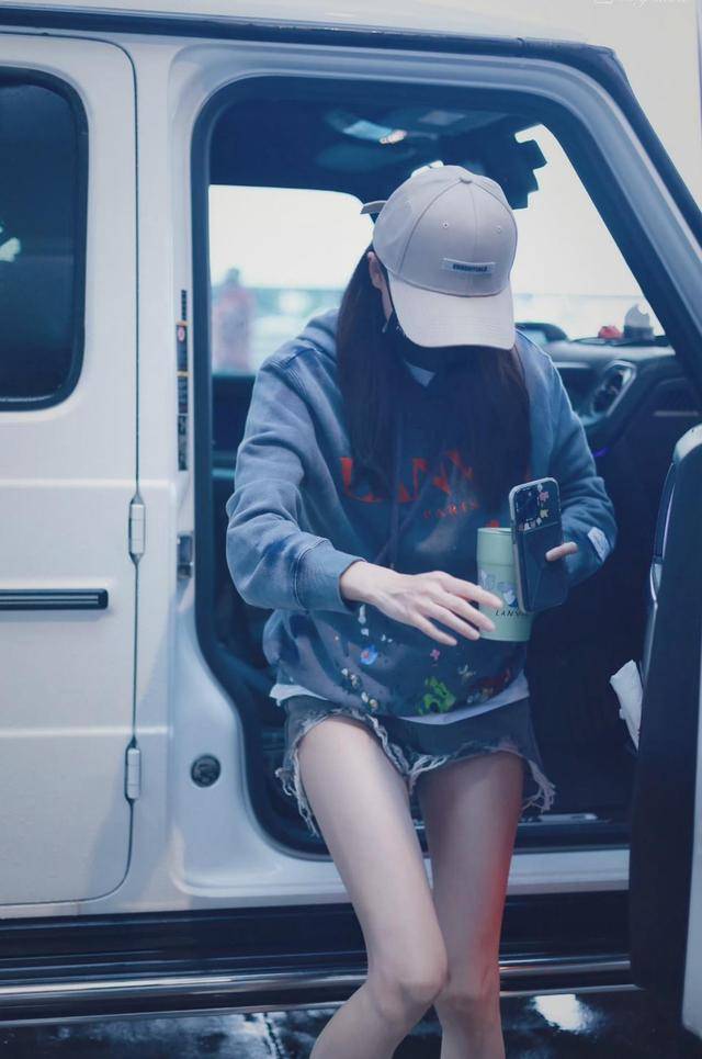 卫衣 张小斐穿搭另类难理解,卫衣搭配短裤反季节混穿搭,一双美腿惊人