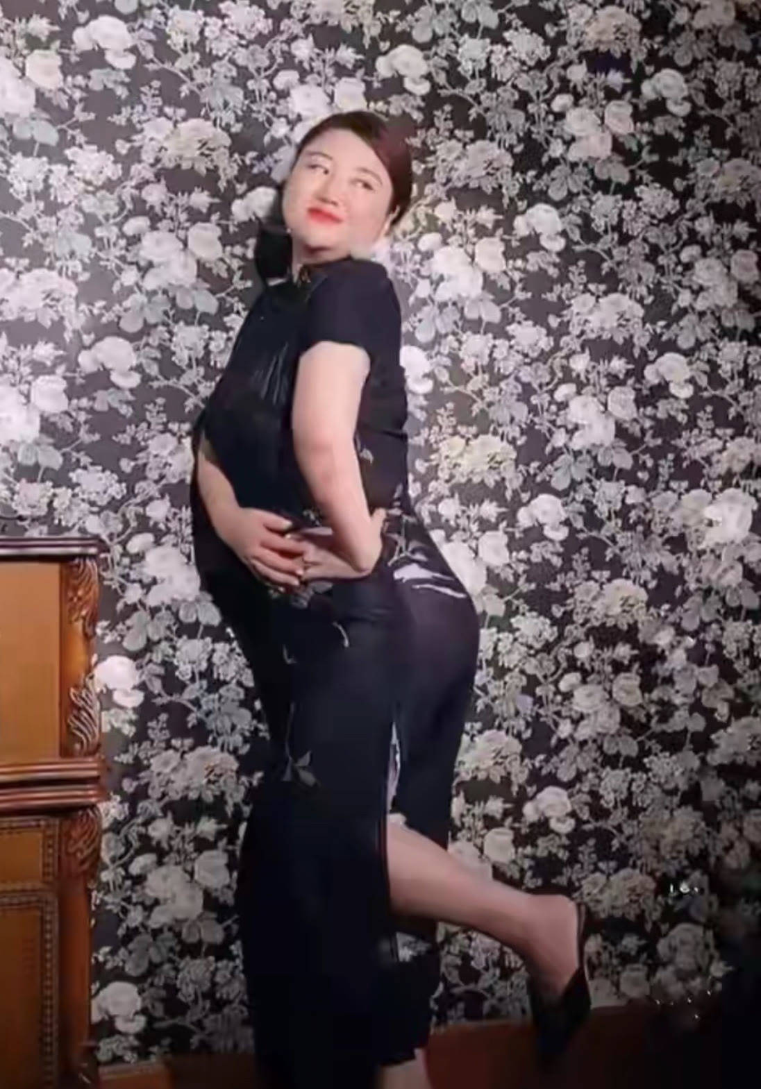 黑色 杨天真瘦身成功变自信，大胆挑战黑色修身旗袍，意外有了曲线美