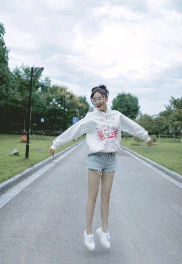 整体 袁姗姗“少女腿”绝了！修长笔直超有魅力，健身的身材果然不一样