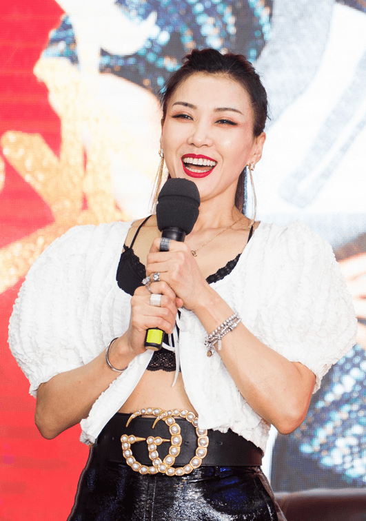 原创王蓉穿衣风格挺大胆蓬蓬袖上衣配皮裙沙漏身材好撩人