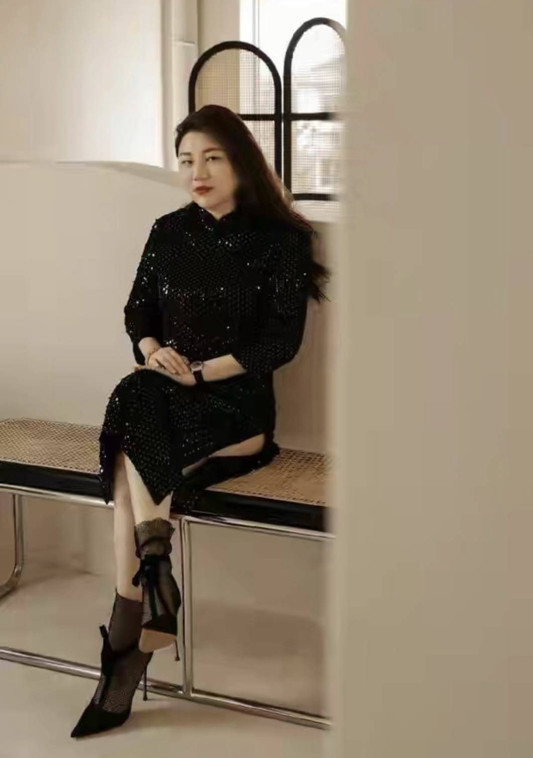 黑色 杨天真瘦身成功变自信，大胆挑战黑色修身旗袍，意外有了曲线美