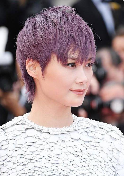 李宇春 李宇春的时尚让人看不懂，穿天使套装走红毯，看着却有点“翻车”