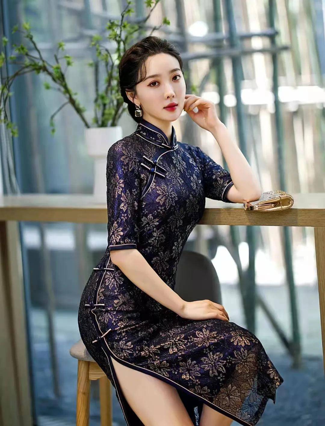 视觉 一条裸色蕾丝旗袍，给视觉带来新鲜的刺激感，会美的不要不要的！