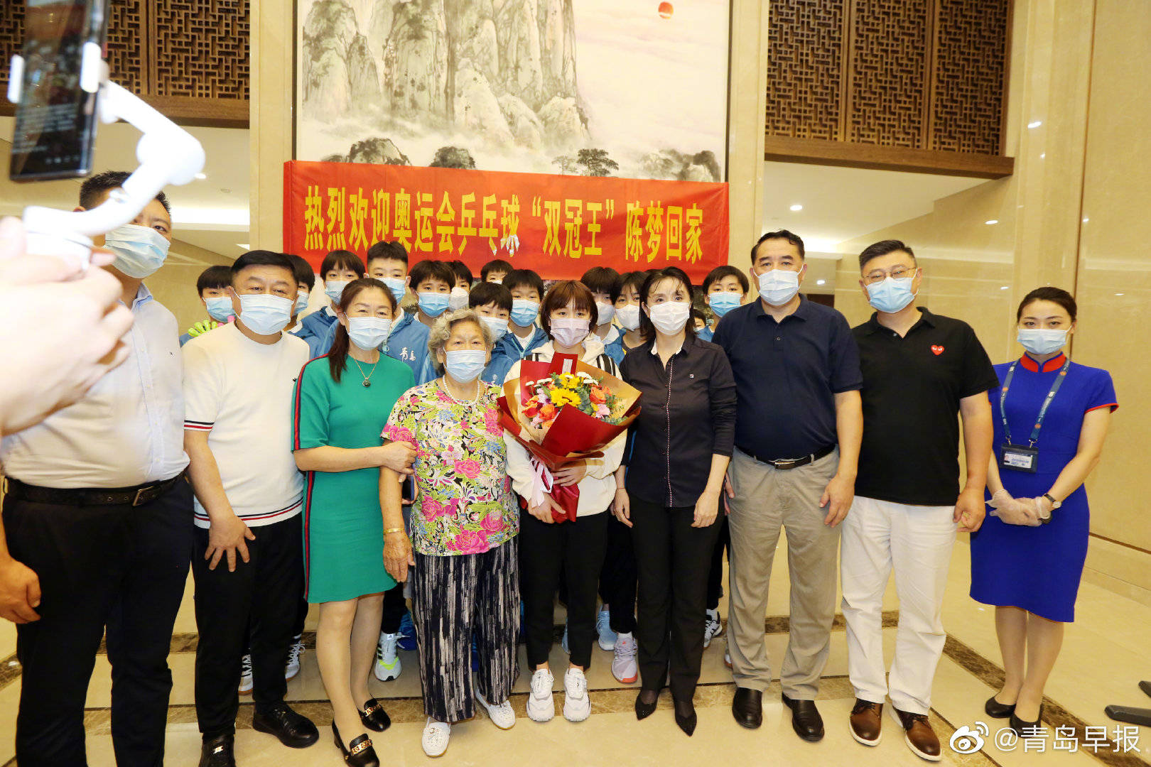 青岛|家乡人敲锣打鼓欢迎陈梦回家！爸妈迎接陈梦，姥姥送花，祖孙团聚
