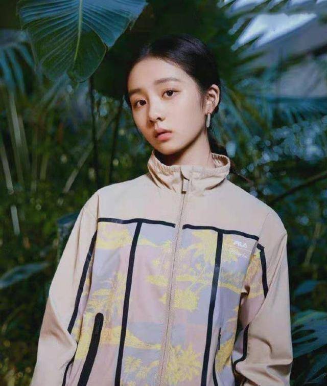 黑色 黄磊14岁女儿打扮时髦，14岁就懂得秀长腿了，气质比妈妈还要好