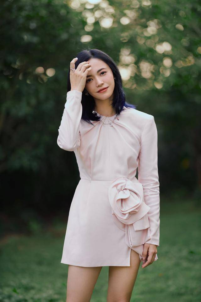 一身 姚晨品味真的“高”，一身白色套装精致高级，干练稳重又不失温柔