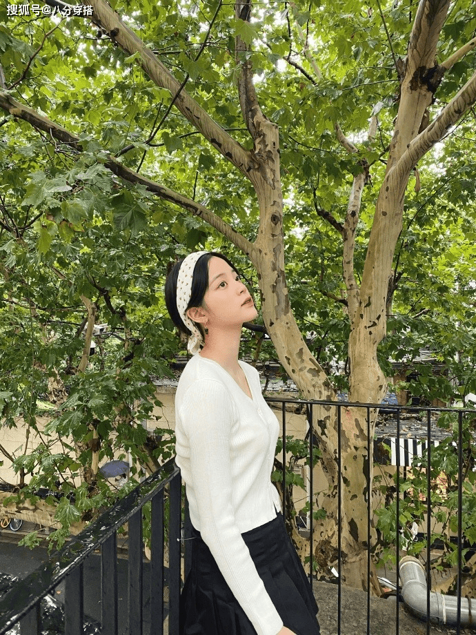 卫衣 欧阳娜娜真会穿，白色针织衫配黑色半身裙，尽显玲珑曲线