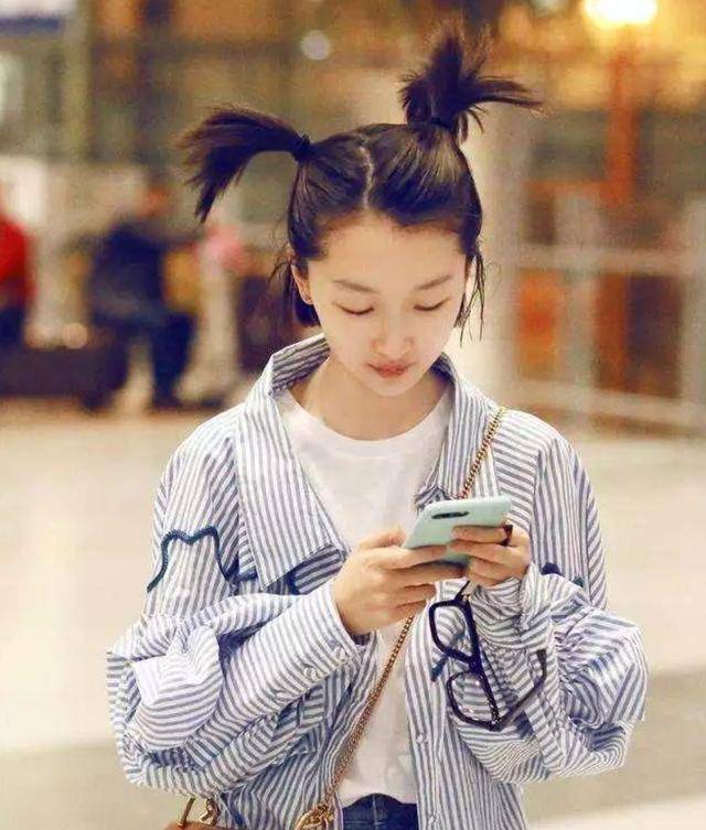 马尾女星双马尾,邱淑贞女儿撞脸邓紫棋,周冬雨''手抓鸡窝''