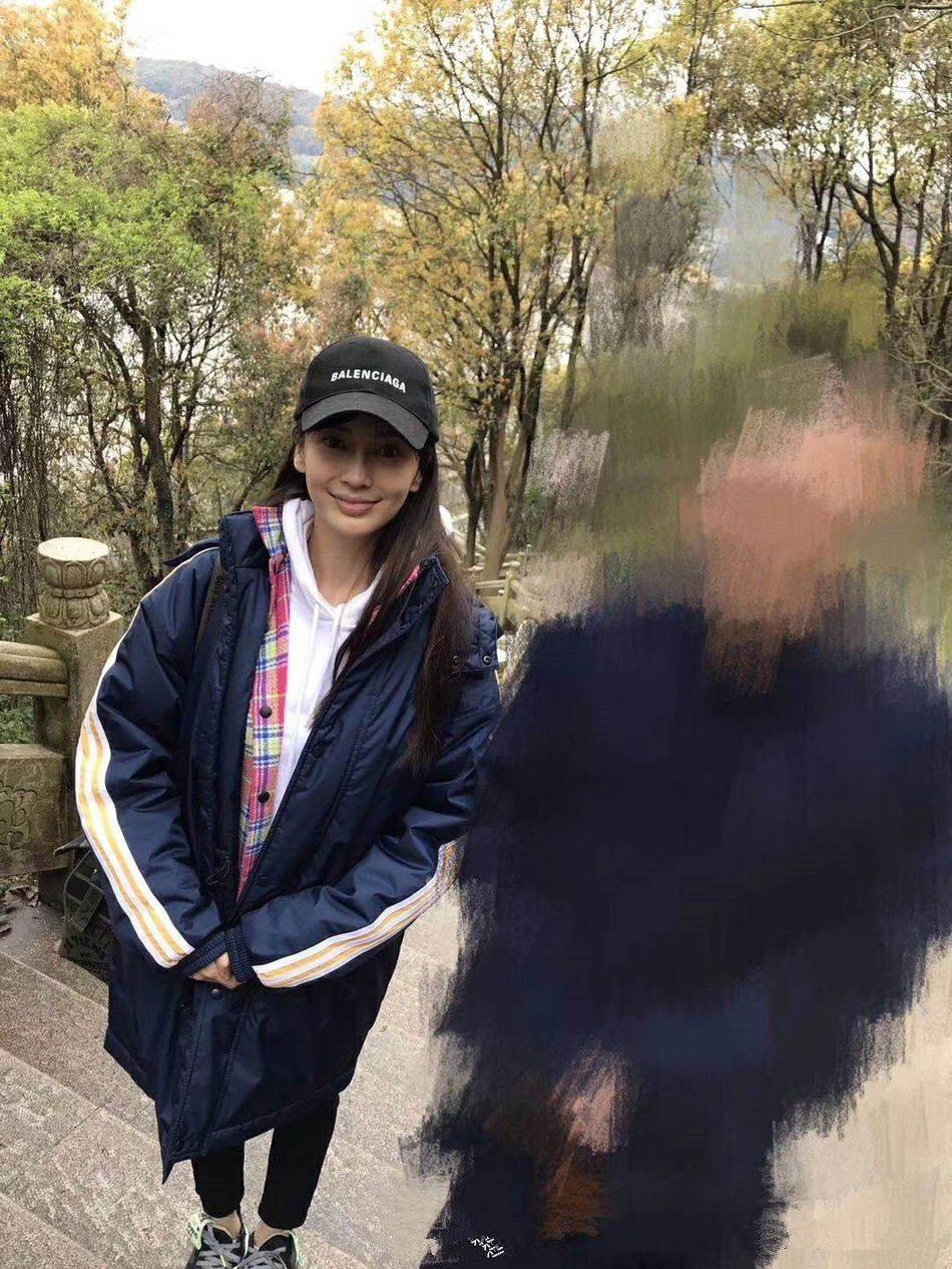 显得杨颖录综艺被拍，站人群中普通不起眼，真实身材是假胯宽五五身！