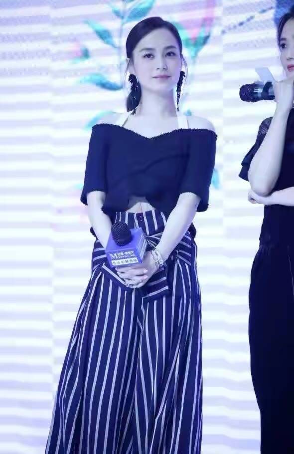 合体 阿Sa阿娇合体出行，俩人同穿白T配牛仔裤，阿娇身材发福像小助理