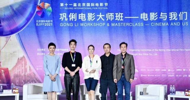 黑色 55岁巩俐再现戛纳封神造型!穿白衬衣亮相电影节,28年后更美了