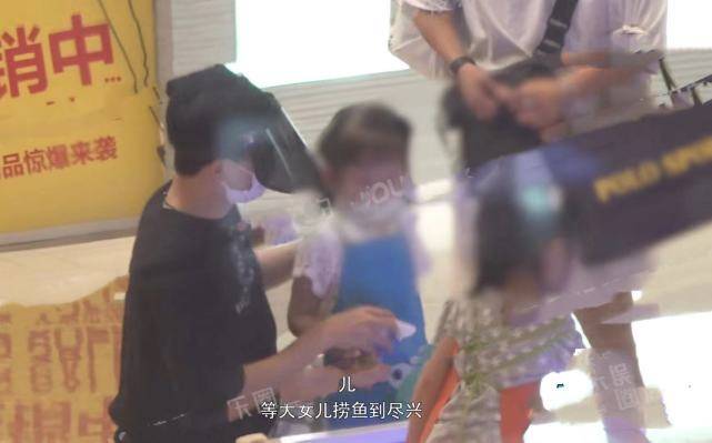 八卦 张杰谢娜带女儿去商场玩，跳跳活泼爱撒娇，俏俏扎高马尾超可爱
