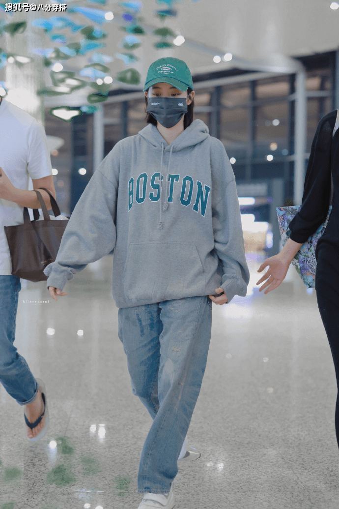 卫衣 欧阳娜娜真会穿，白色针织衫配黑色半身裙，尽显玲珑曲线