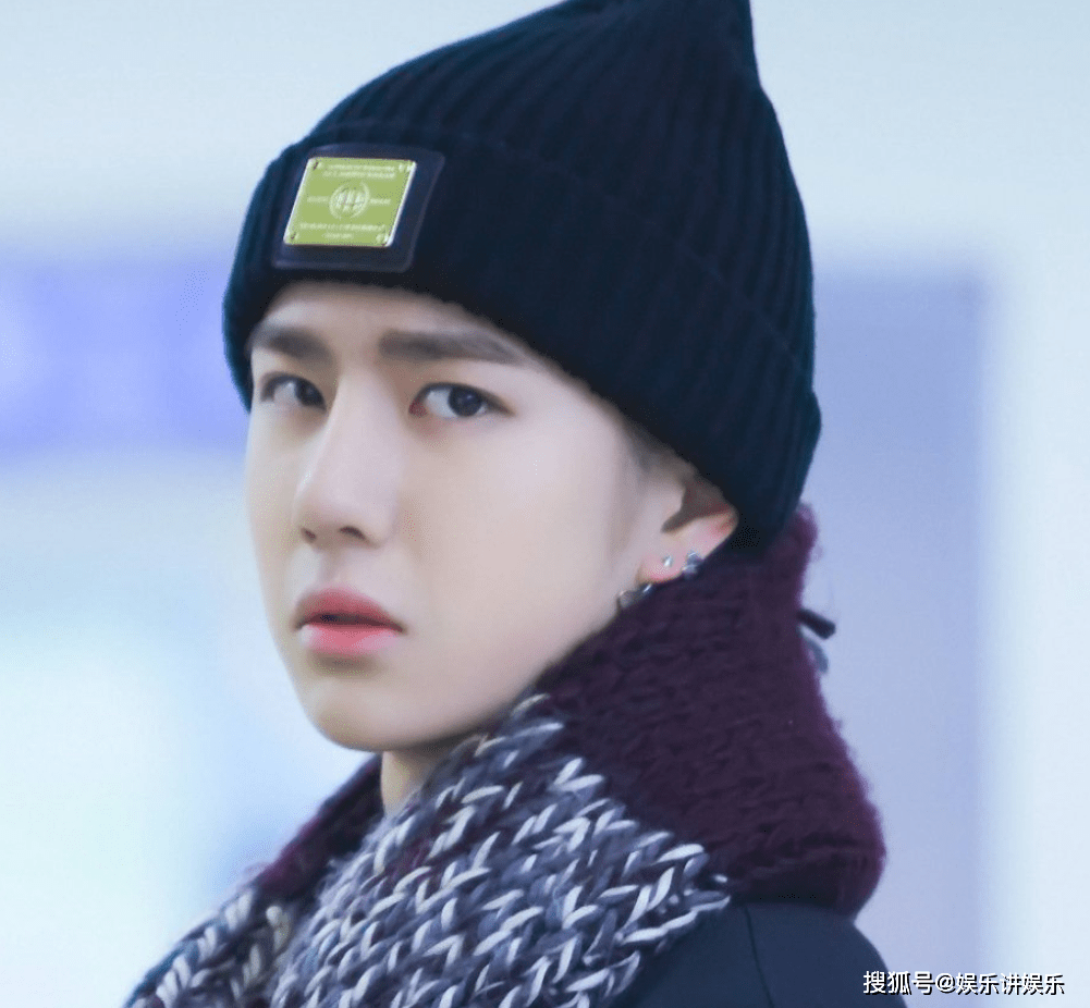 王一博重戴毛线帽秒变美妆蛋这是白牡丹又现江湖了
