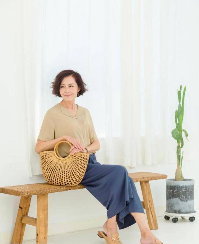 衣领 中年女人穿错衣服=很土，跟着秦岚学穿搭，减龄时尚有气质