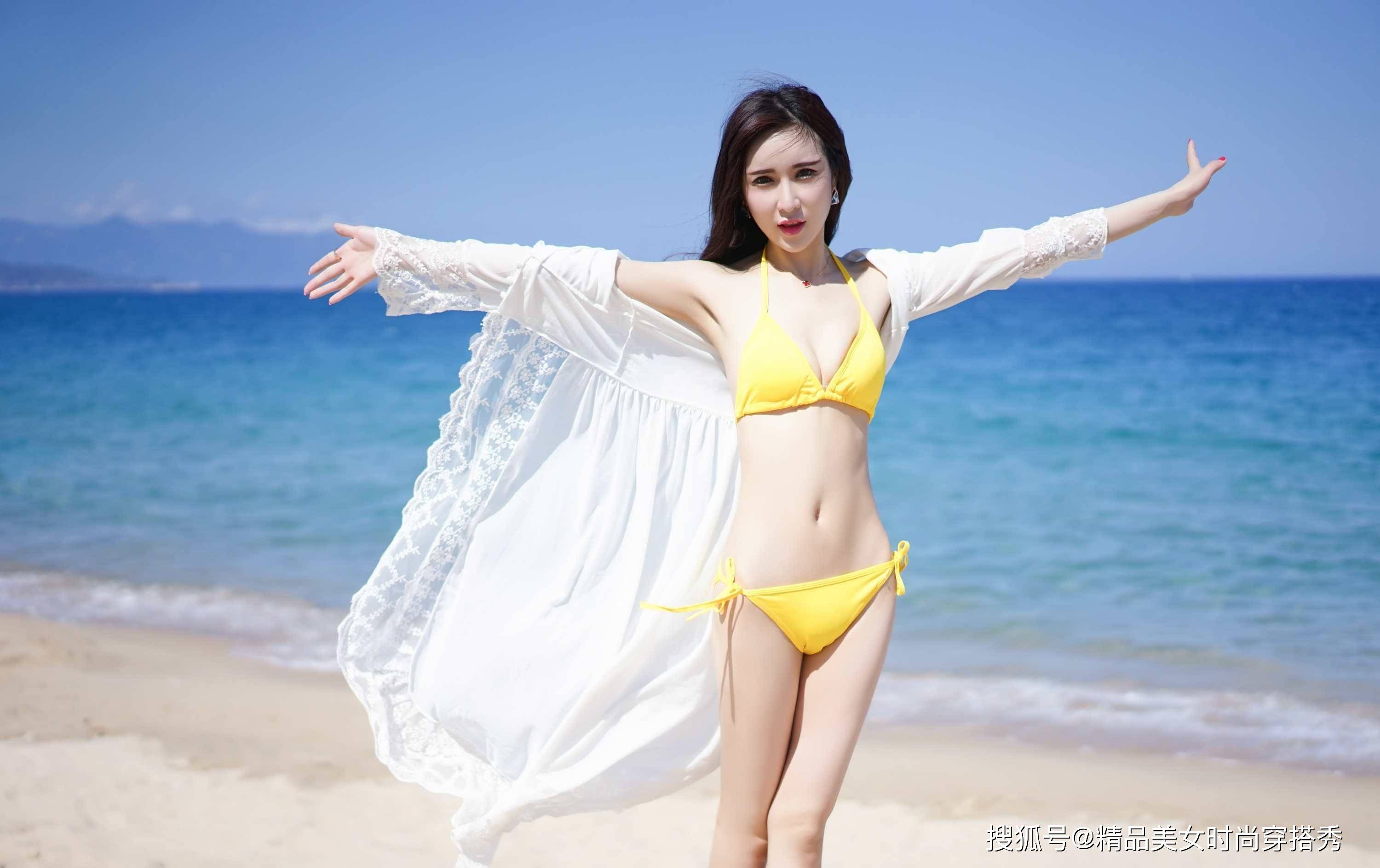 阳光 黄色的比基尼穿在身上吸睛时尚,外搭一件白色透视长衫,性感迷人