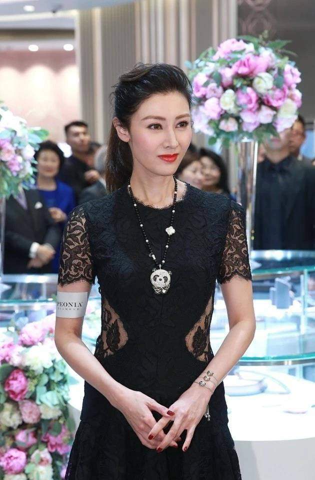 显得 李嘉欣出席活动真高调,穿蕾丝透视裙就算了,钻石手链都连带3条
