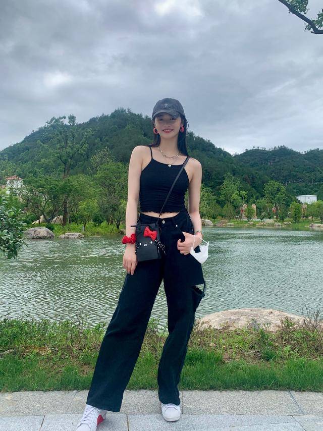 黑色 又被周洁琼“帅”到了，露肩上衣搭黑色长裤张扬酷炫，简直A爆了