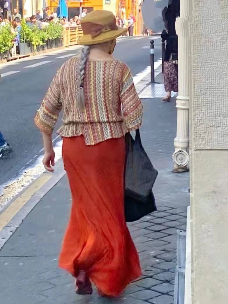 生活 这个秋季“巴黎街拍”赢了，简约自然又时尚，牛仔裤配球鞋一样美