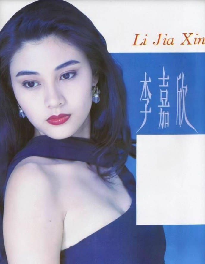 显得 李嘉欣出席活动真高调,穿蕾丝透视裙就算了,钻石手链都连带3条