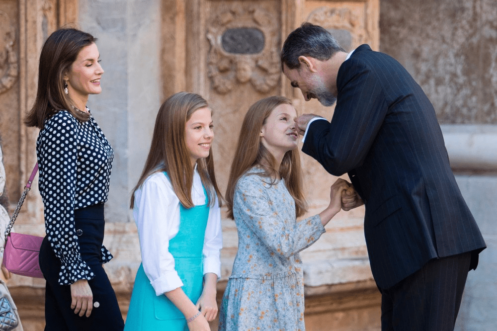 国王 西班牙王后莱蒂齐亚穿荷叶边连衣裙，和国王甜蜜对视，羡煞旁人！