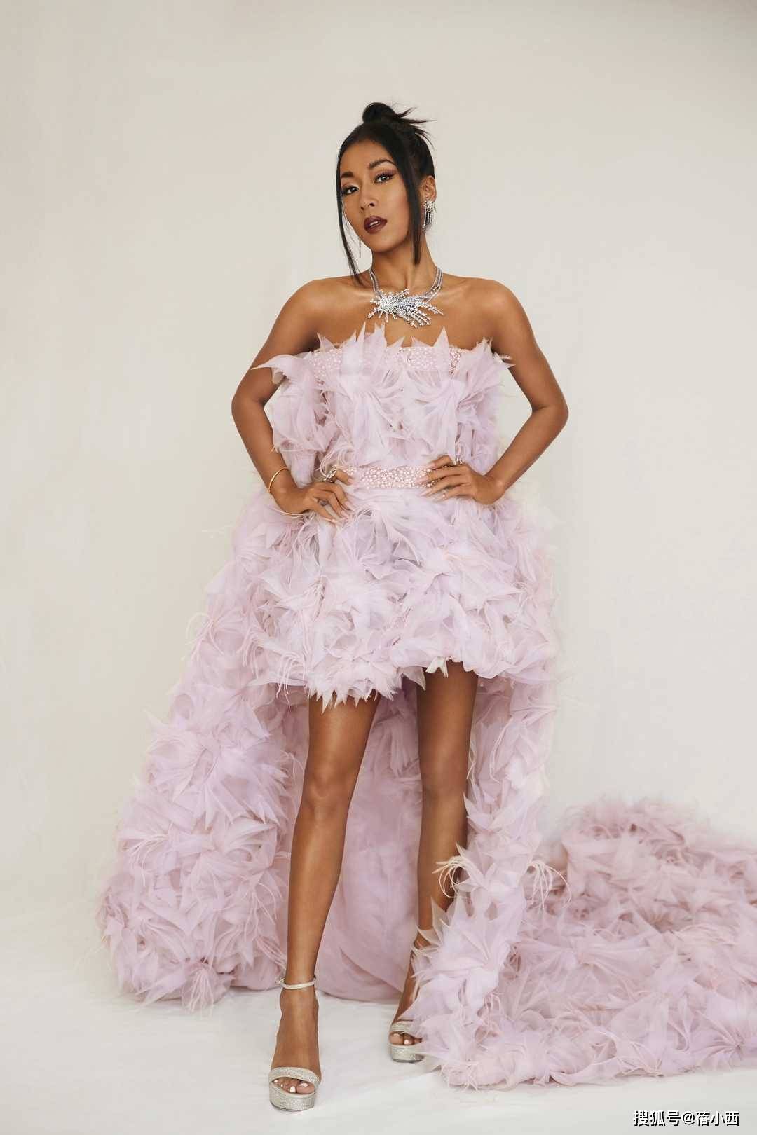 荧光 吉克隽逸不愧是“黑皮辣妹”！穿荧光绿套装好A，一般人驾驭不了