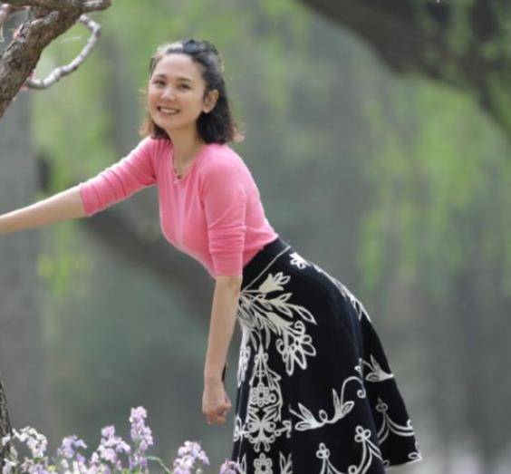 身材 43岁程莉莎穿灰色蓬蓬裙亮相，依旧少女感满满，减龄效果太好了