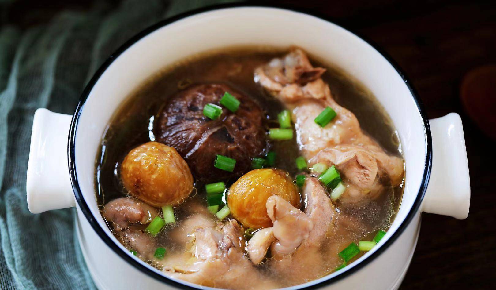 秋季,多给家人煲这汤,滋补且增强免疫力,大人小孩都爱喝