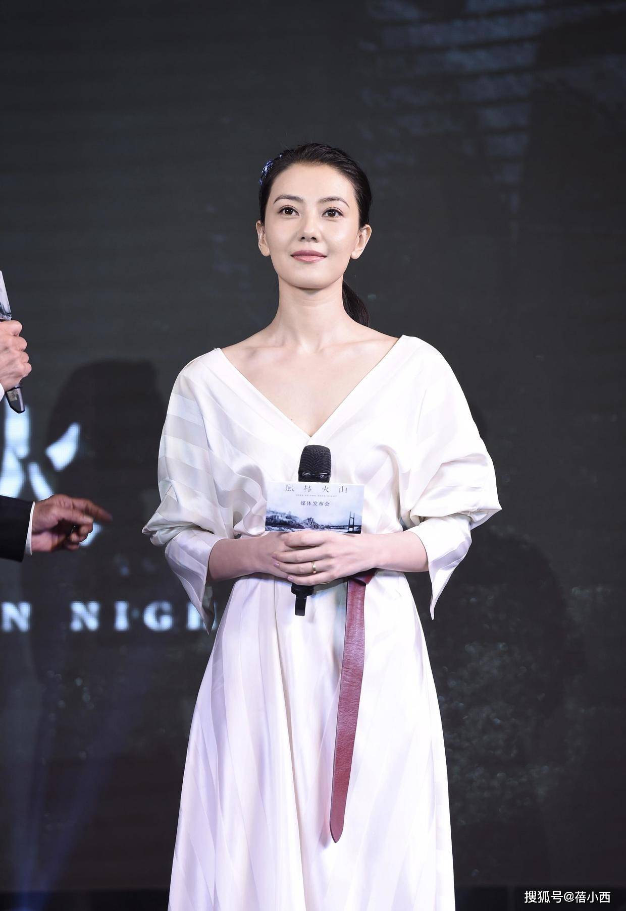 套装 “国民女神”高圆圆又换新风格，穿卡其色工装风套装，气质无敌了