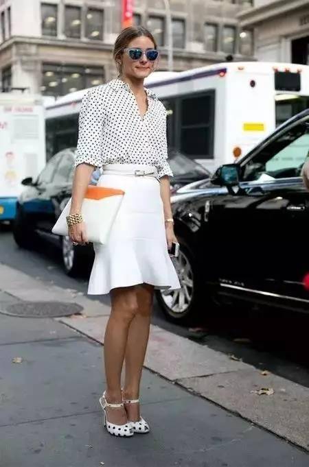 黑色 李念带“火”了波点阔腿裤,配白衬衫清爽干净,俏皮可爱又洋气