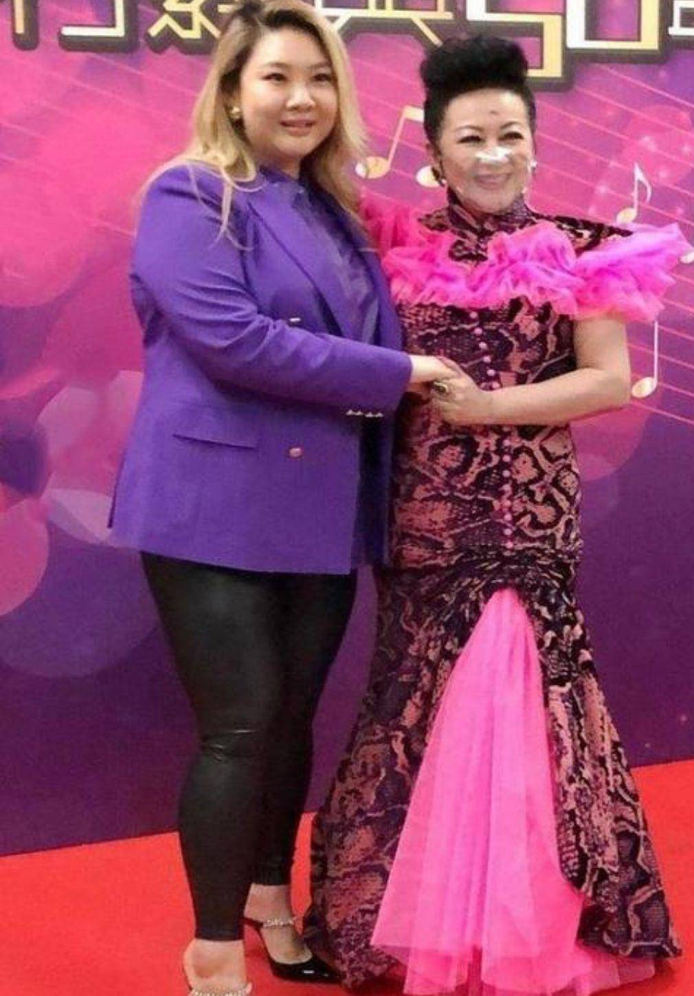 高跟鞋 郑欣宜无惧自己微胖身材，穿皮裤绷出肉感，身材越来越像妈妈当年